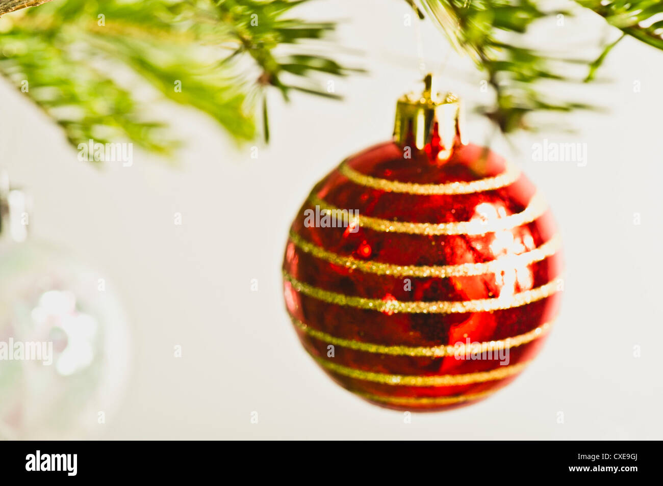 Boules de Noël suspendu à l'arbre de Noël, des problèmes de mise au point Banque D'Images