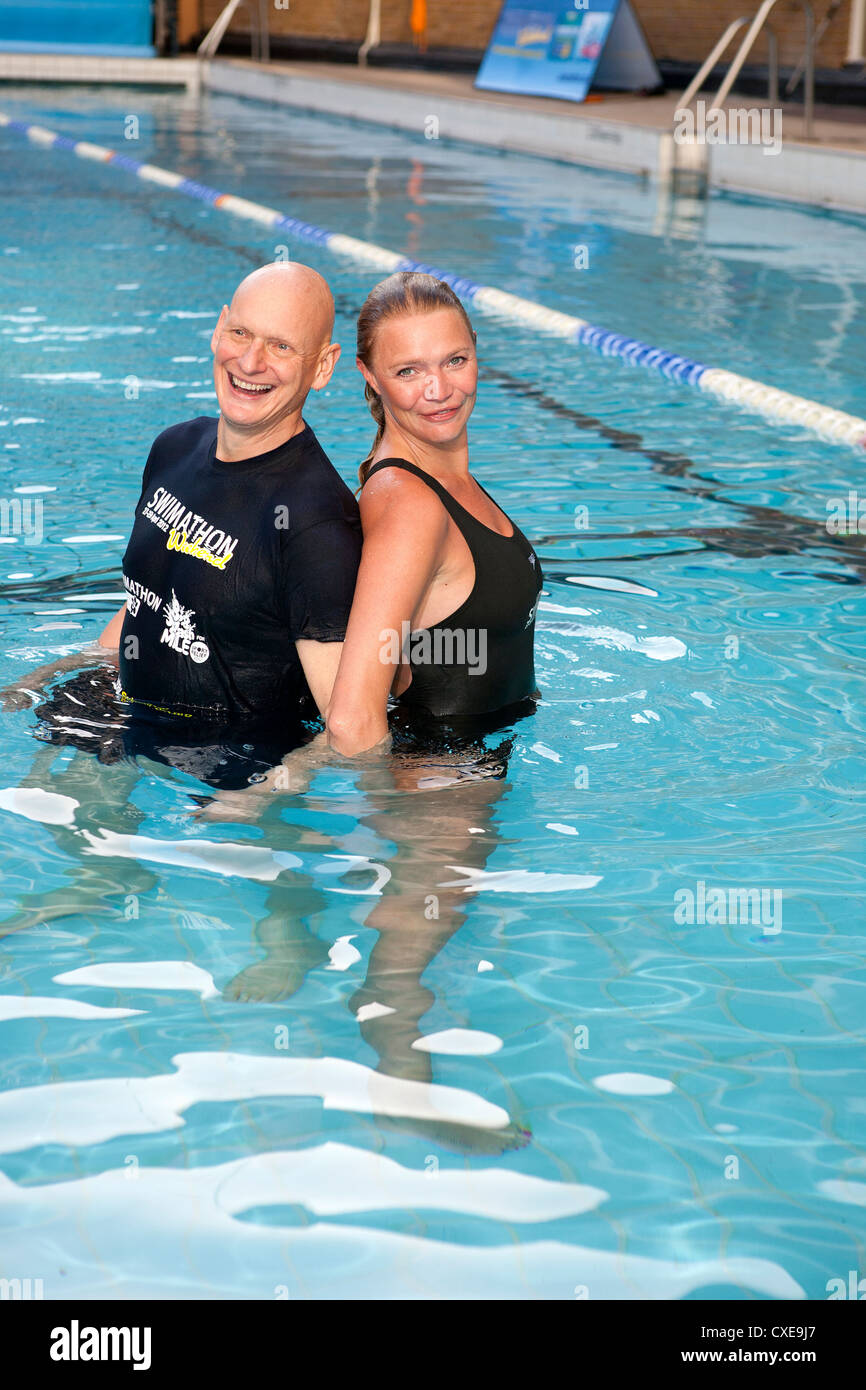 London, UK, 05/01/2012 Jodie Kidd et Duncan Goodhew prendre part à l'Swimathon pour lancer l'aide annuelle parrainée nager dans de Marie Banque D'Images