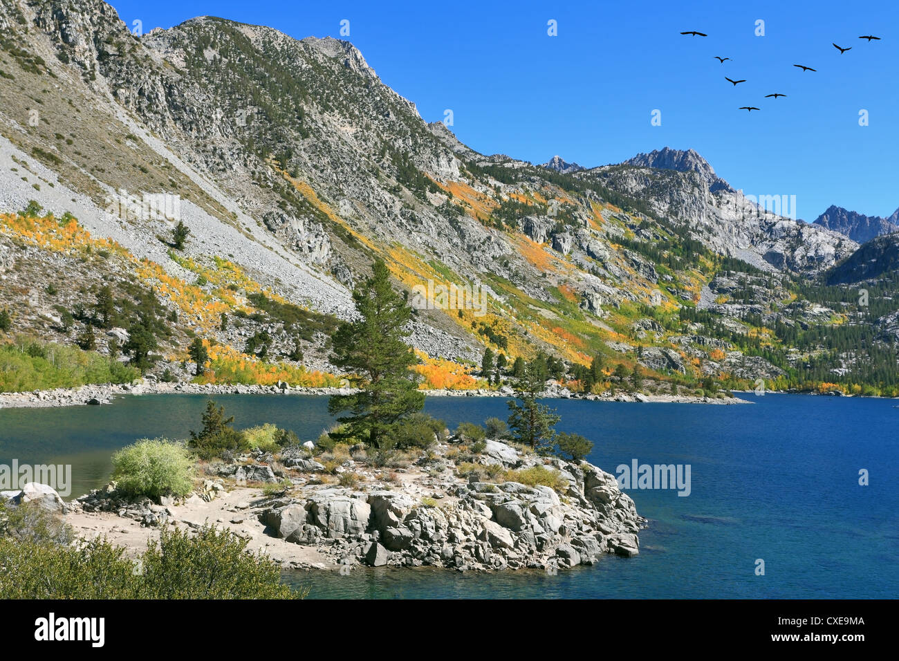 Lac Azure dans les montagnes d'automne Banque D'Images