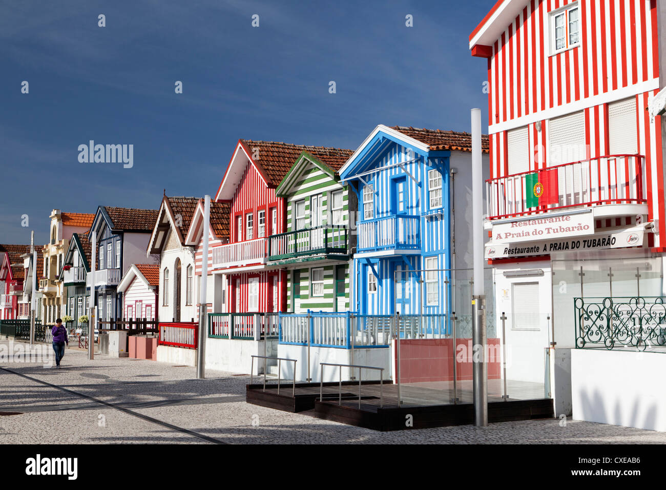 Maisons de Plage colorés traditionnels (anciennement cottages de pêcheurs) dans la région de Costa Nova, Beira Litoral, Portugal Banque D'Images