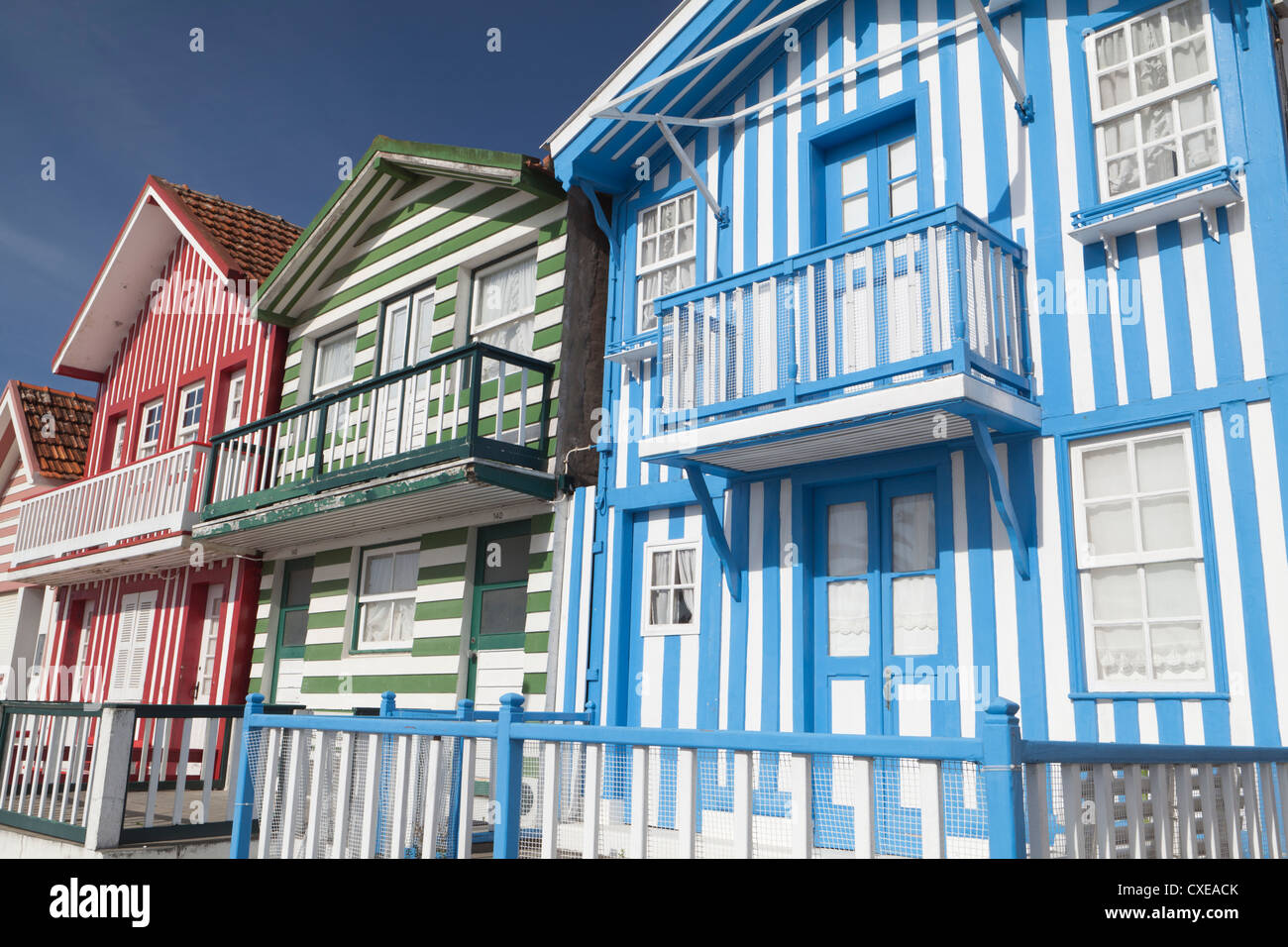 Maisons de Plage colorés traditionnels à Costa Nova, Costa de Prata, Beira Litoral, Aveiro, Portugal Banque D'Images