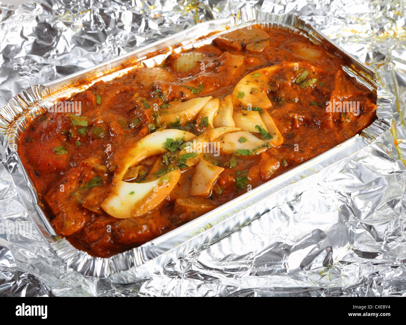 Curry de poulet jalfrezi garni d'œuf et la coriandre. Banque D'Images