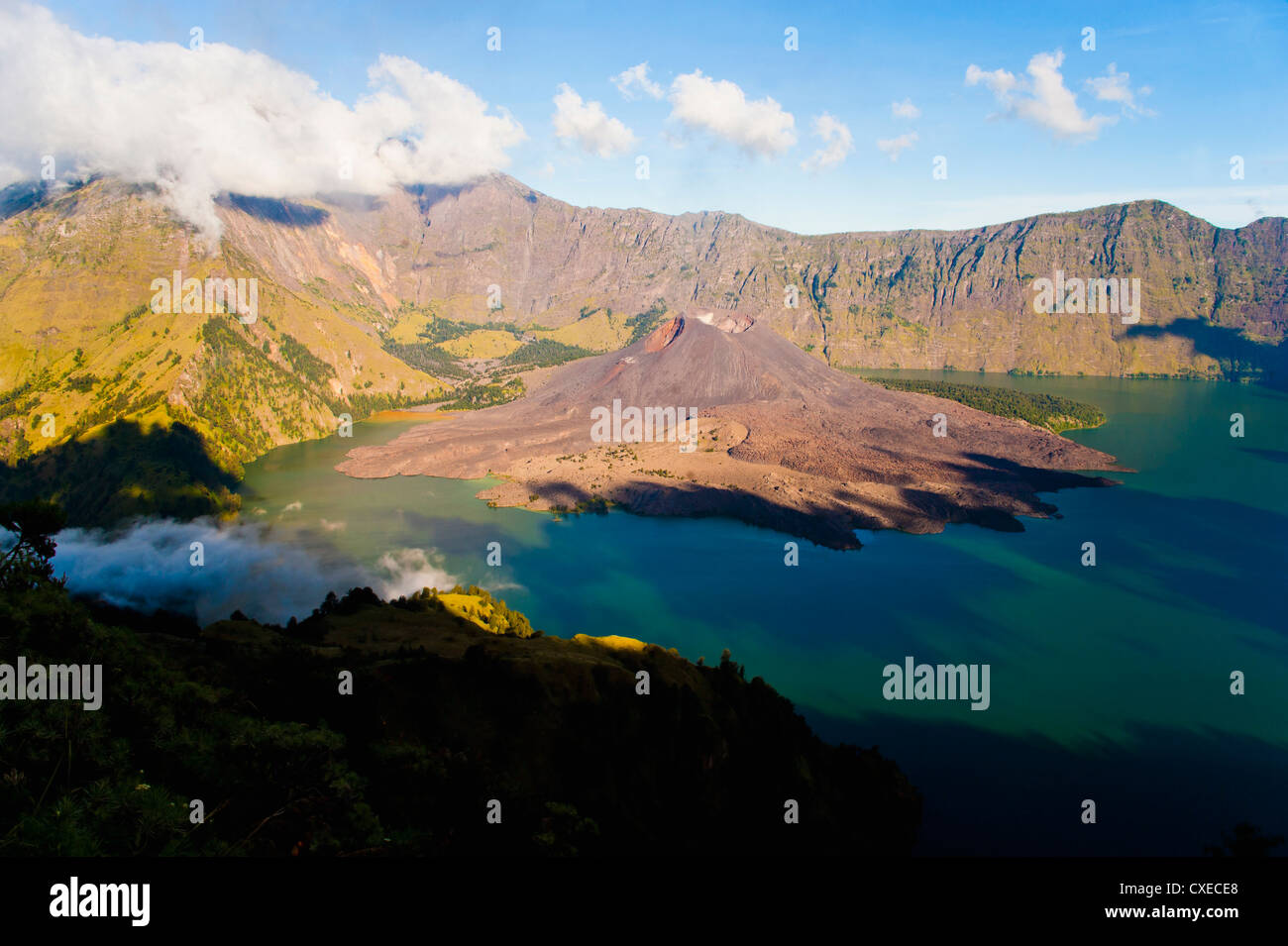 Mont Rinjani caldera, Segara Anak lake et le volcan actif, Gunung Baru, Lombok, Indonésie, Asie du Sud, Asie Banque D'Images