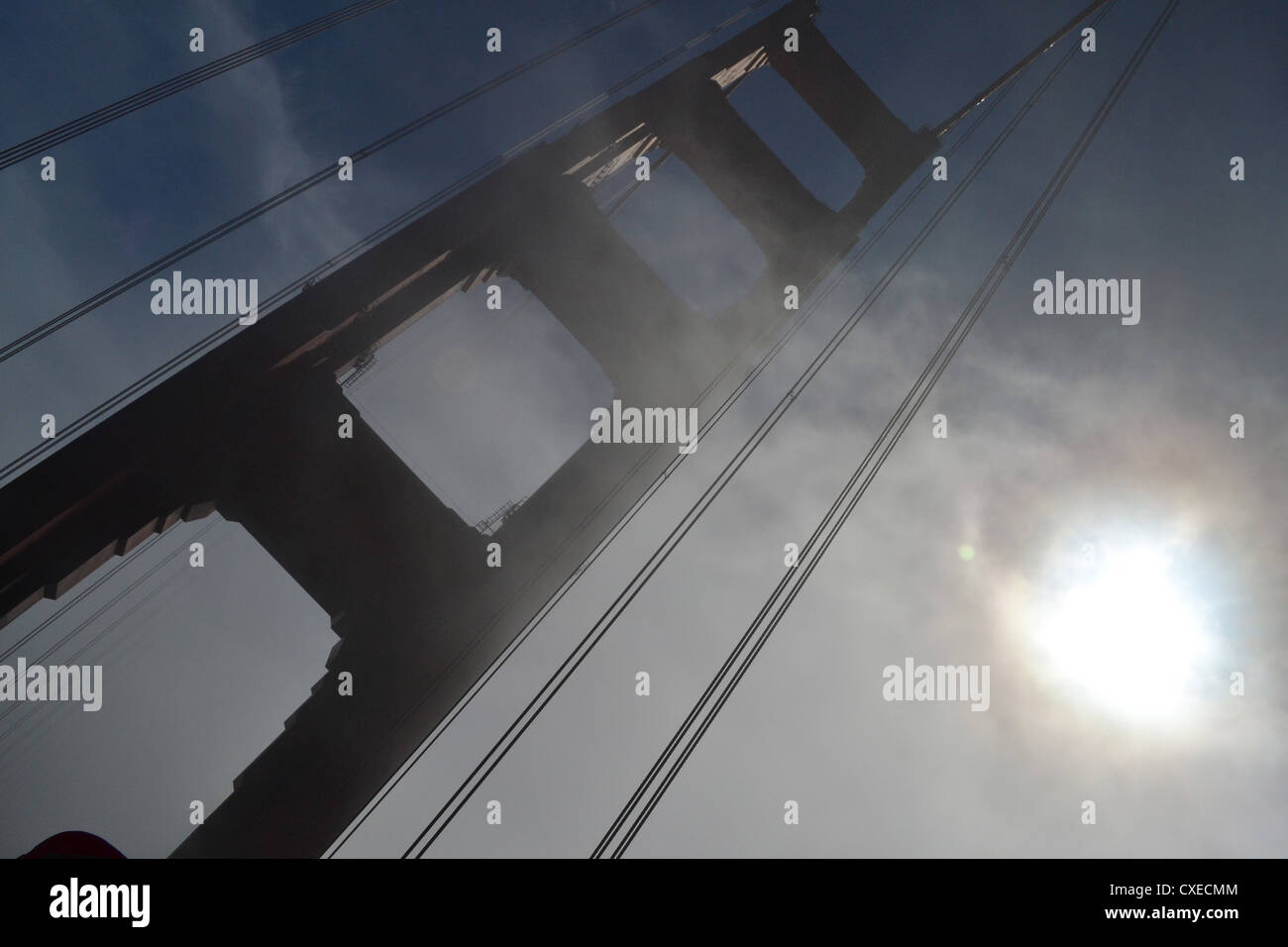 Soleil la brume sur le Golden Gate Bridge, San Francisco Banque D'Images