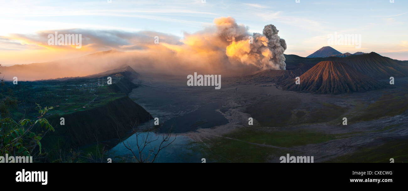 Le Mont Bromo éruption volcanique de l'envoi d'un nuage de cendres, l'Est de Java, Indonésie, Asie du Sud, Asie Banque D'Images