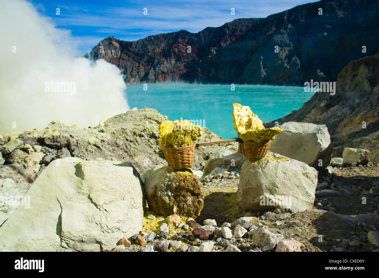 Panier de soufre, Kawah Ijen crater, Java, Indonésie, Asie du Sud, Asie Banque D'Images