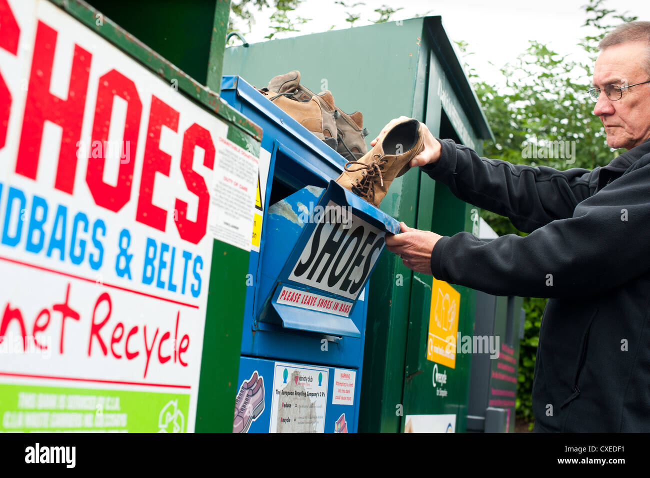 Une banque de recyclage des chaussures à Littlehampton, Shropshire, Angleterre Banque D'Images