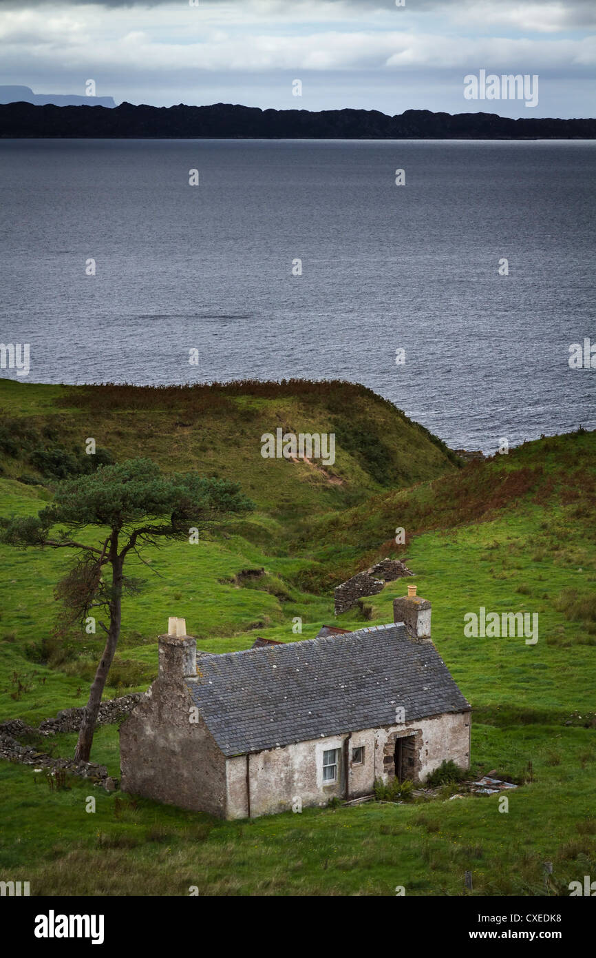 Derelicht croft, abandonnés sur le rivage de son intérieur, Saint-péninsule, Wester Ross, port de son intérieur Banque D'Images