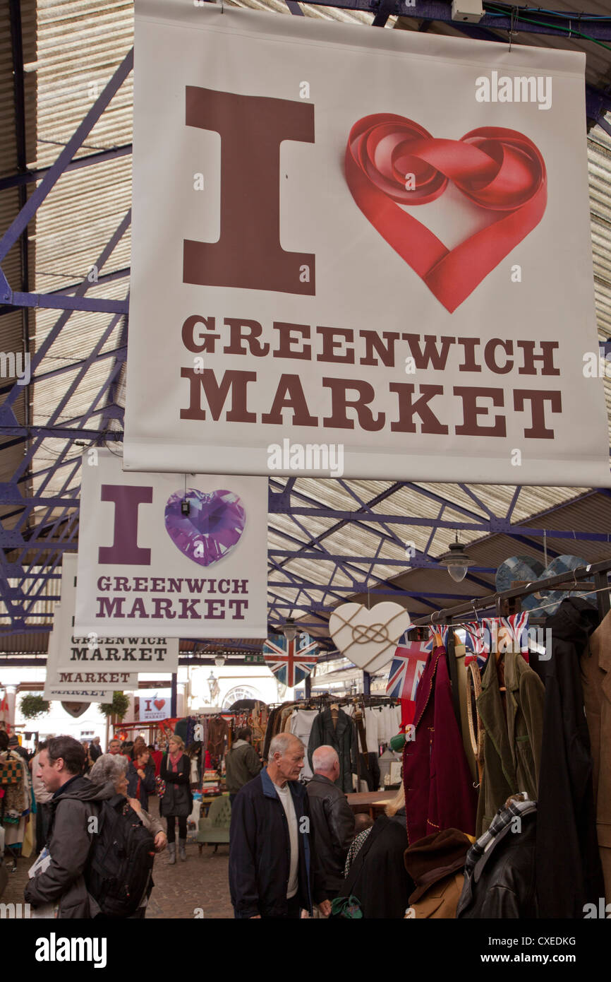 Les visiteurs de la brocante et du marché des vêtements vintage dans Greenwich, London, England, UK Banque D'Images