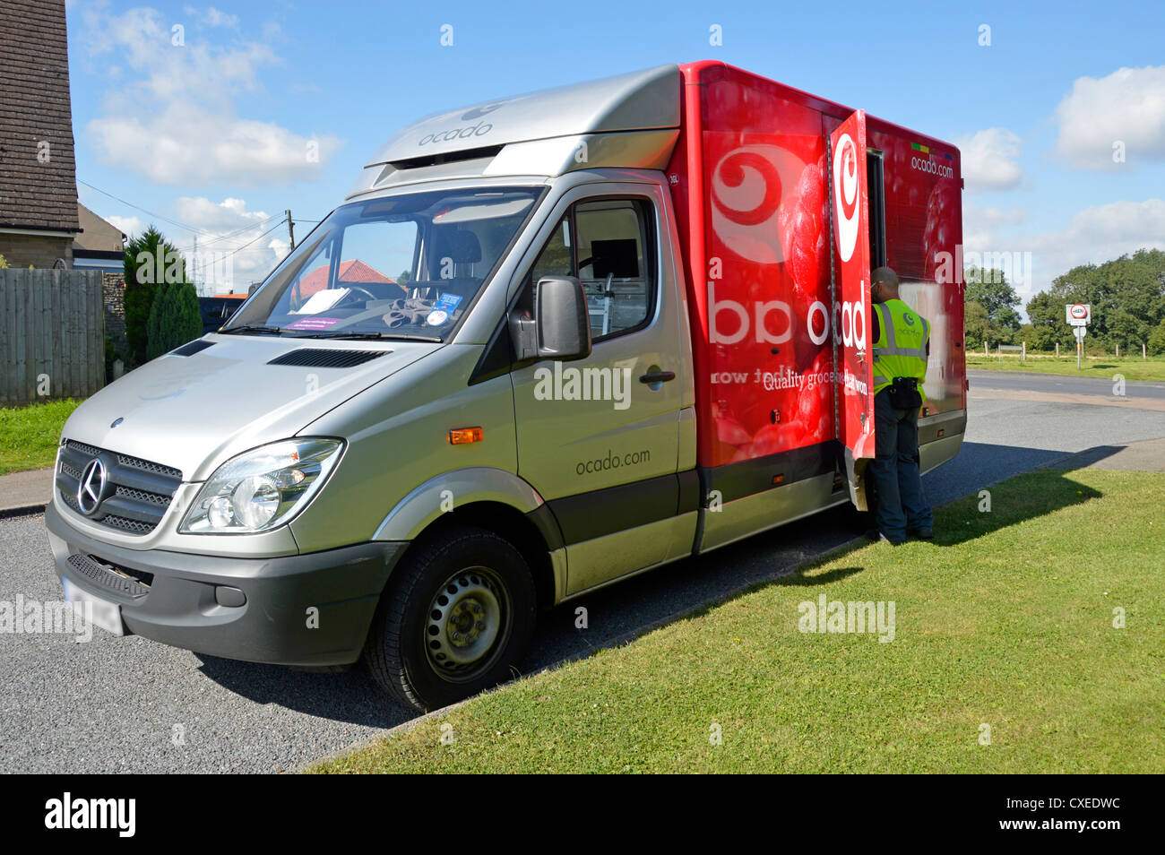 Ocado épicerie home delivery van stationné dans un conducteur qui tourne résidentielle se prépare à transporter des boîtes à Essex House England UK Banque D'Images