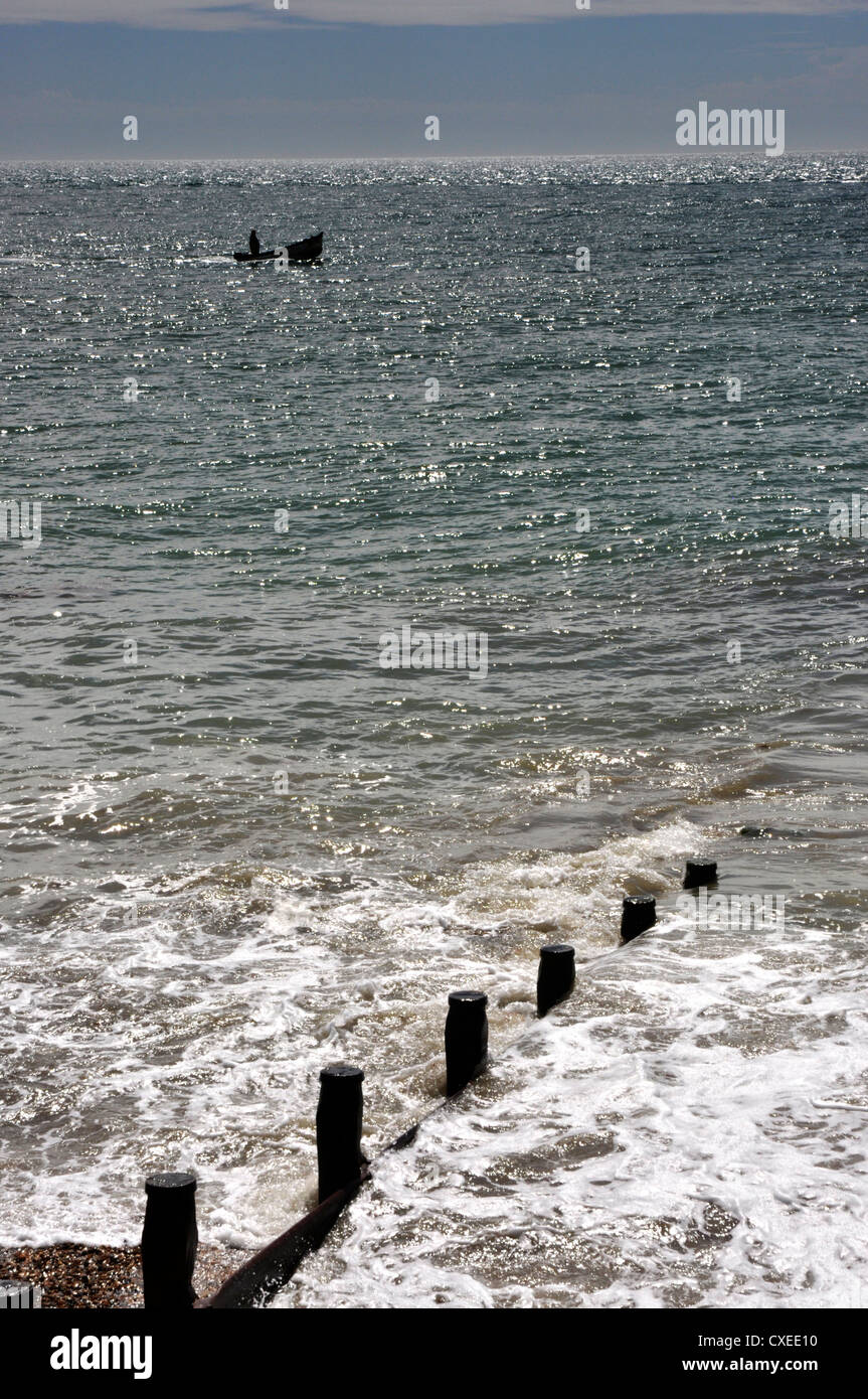 Petit bateau - off shore - contre la lumière - vue mer lave sur une aine - atmosphère Banque D'Images