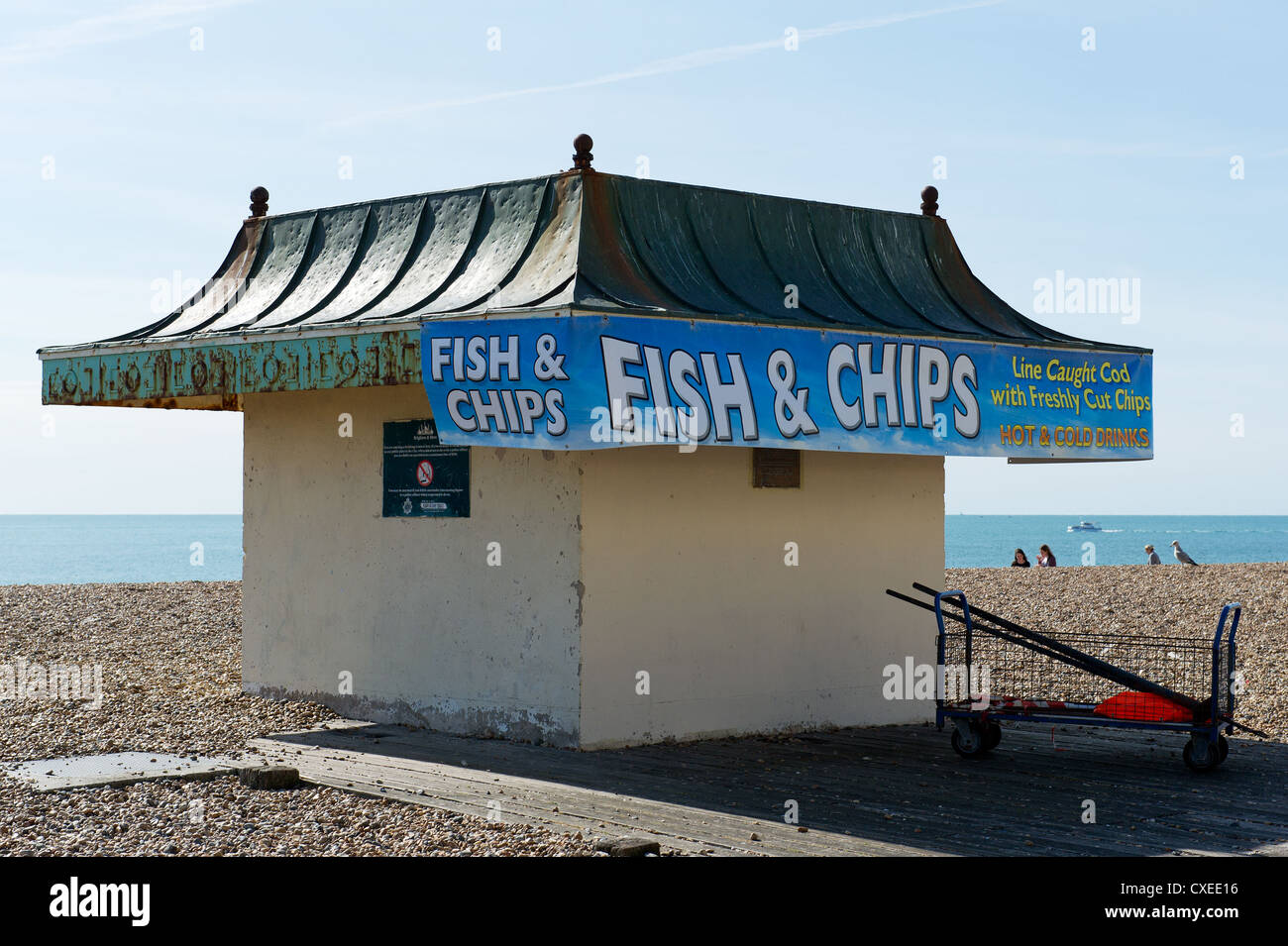 Exécuter une doiwn vieux bâtiment sur la plage de Brighton Banque D'Images