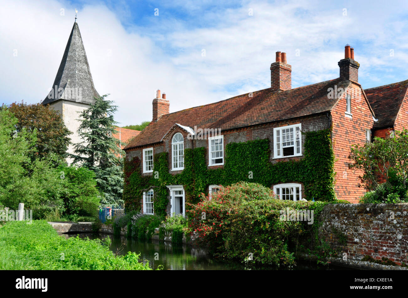 West Sussex - Bosham - village de chalets et de l'église - soleil et ciel bleu Banque D'Images