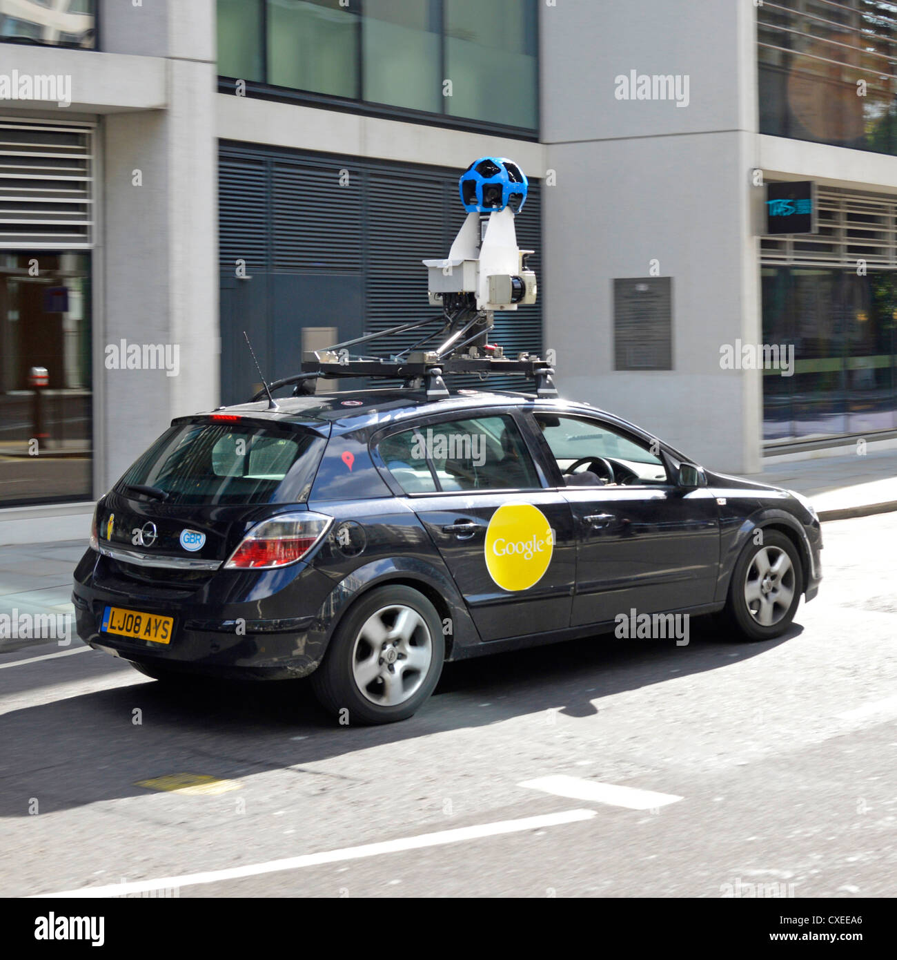 Google car & gros plan de l'équipement de caméra vidéo fixé dans le toit du véhicule filmant des images de carte pegman de rue conduisant Fetter Lane City de Londres Angleterre Royaume-Uni Banque D'Images