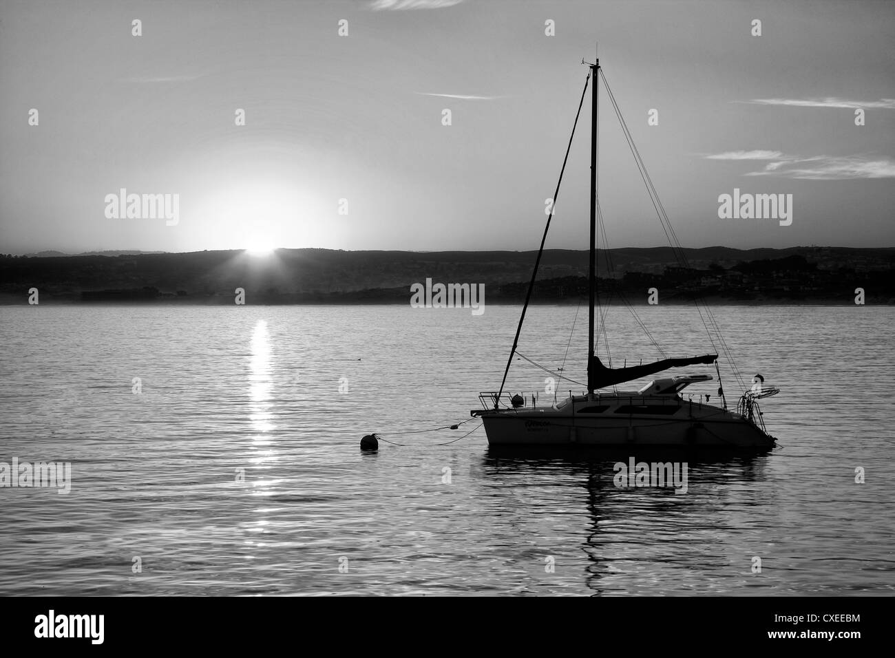 Lever et le voilier. La baie de Monterey, Caliifornia Banque D'Images