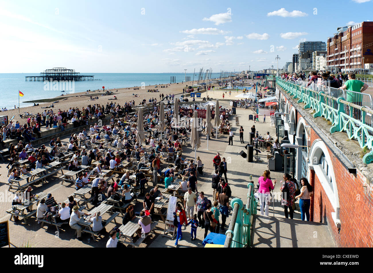 Les gens de détente sur le front de mer de Brighton. Banque D'Images
