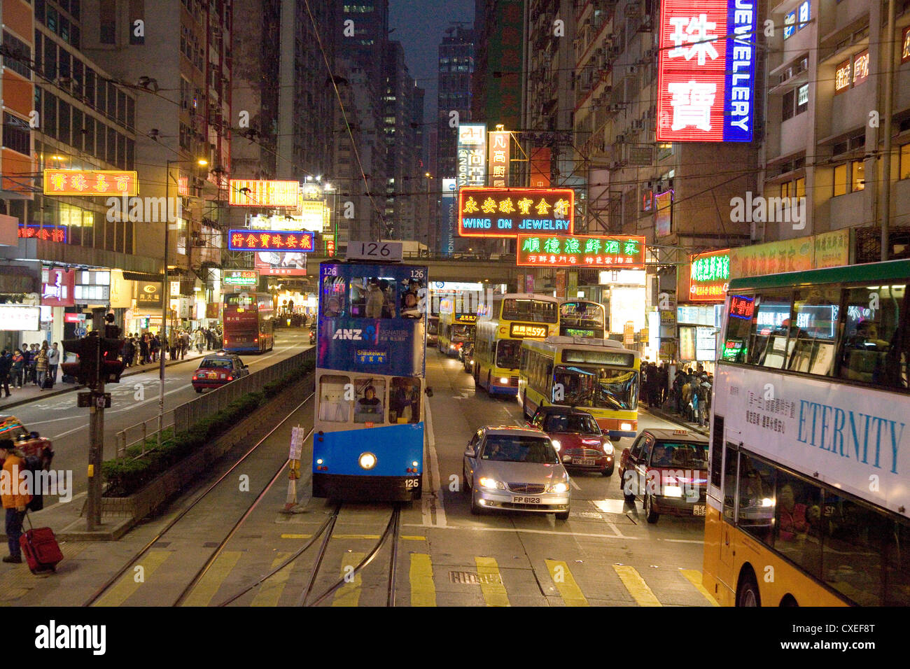 La nuit les lumières de la ville, et de circulation sur le centre-ville de l'île de Hong Kong, Chine. Banque D'Images