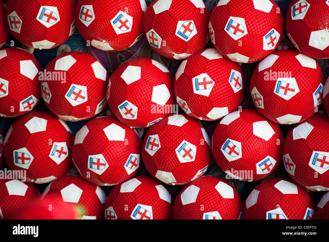 Ballons de football rouges Banque D'Images