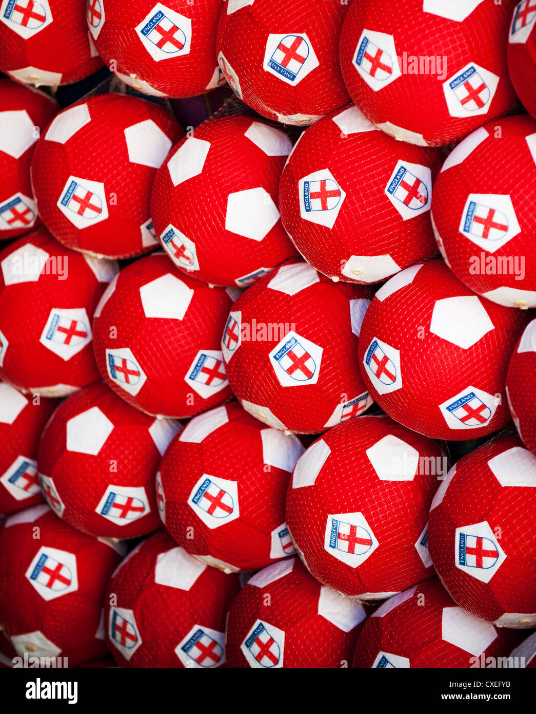 Ballons de football rouges Banque D'Images