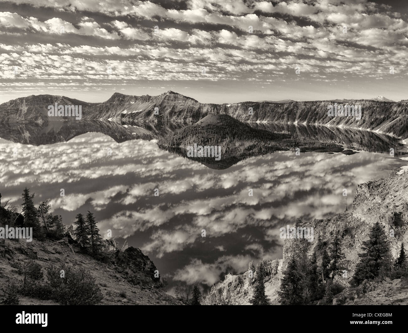 La réflexion des nuages gonflés, le lac du cratère et de l'île de l'Assistant. Crater Lake National Park, Oregon Banque D'Images