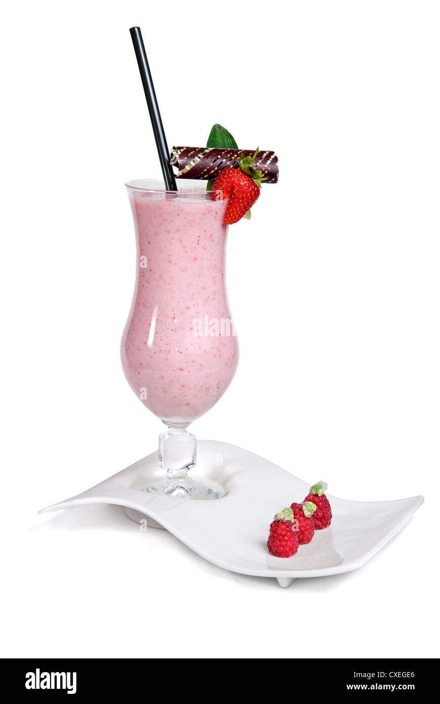 Strawberry milkshake isolated on white Banque D'Images
