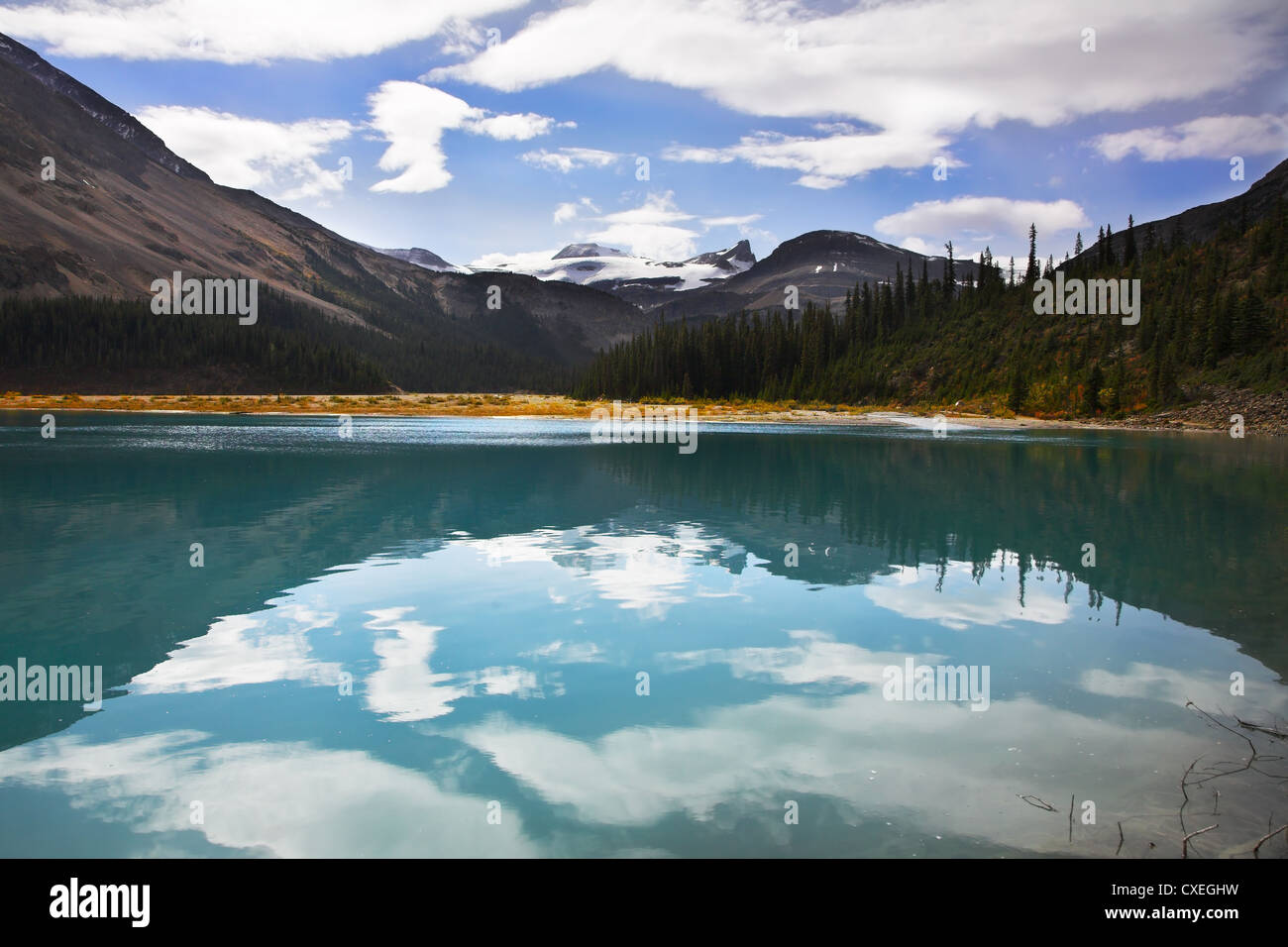 Silent mountain lake Banque D'Images