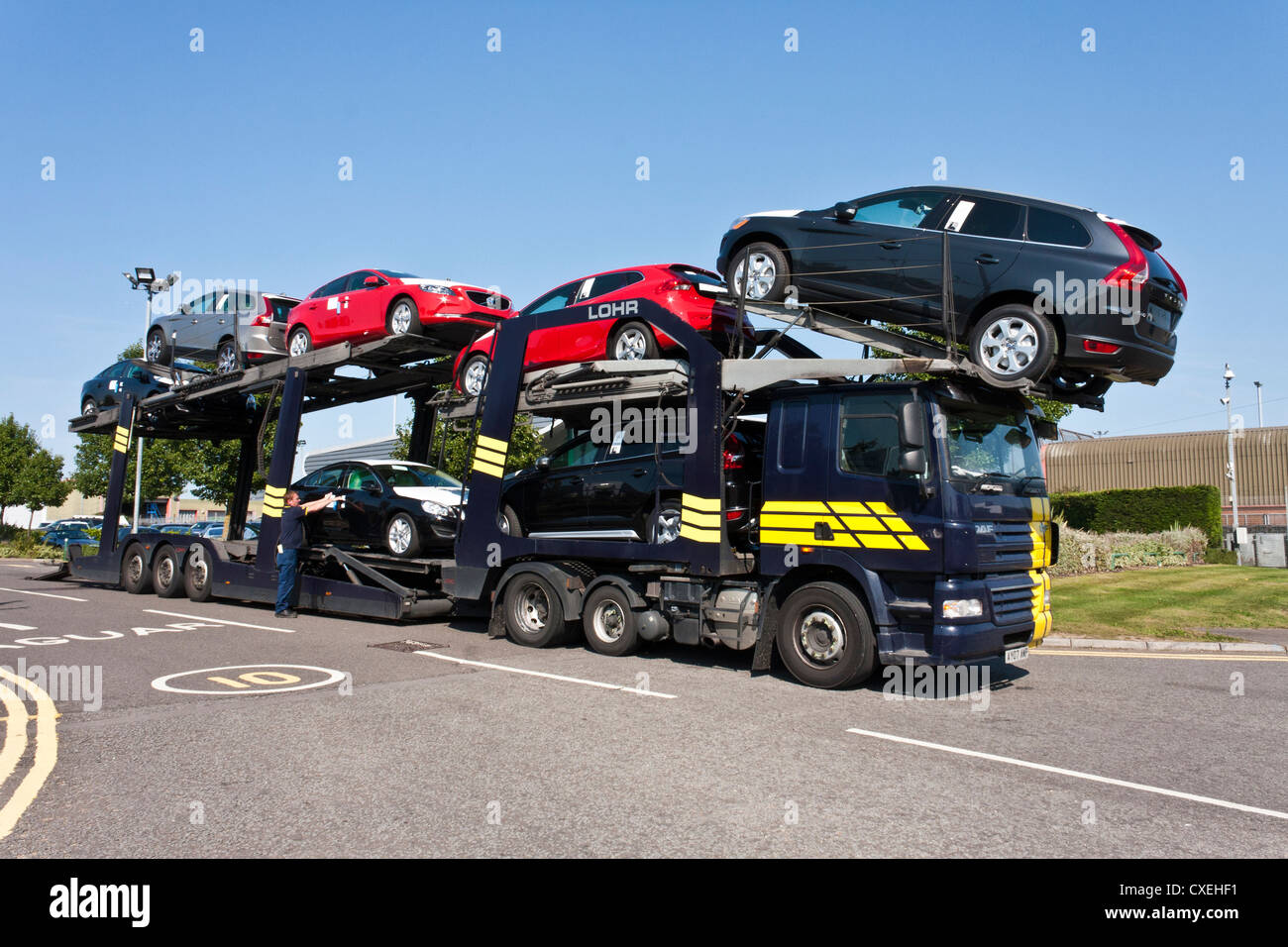 Voiture de la livraison des véhicules à un concessionnaire. Banque D'Images