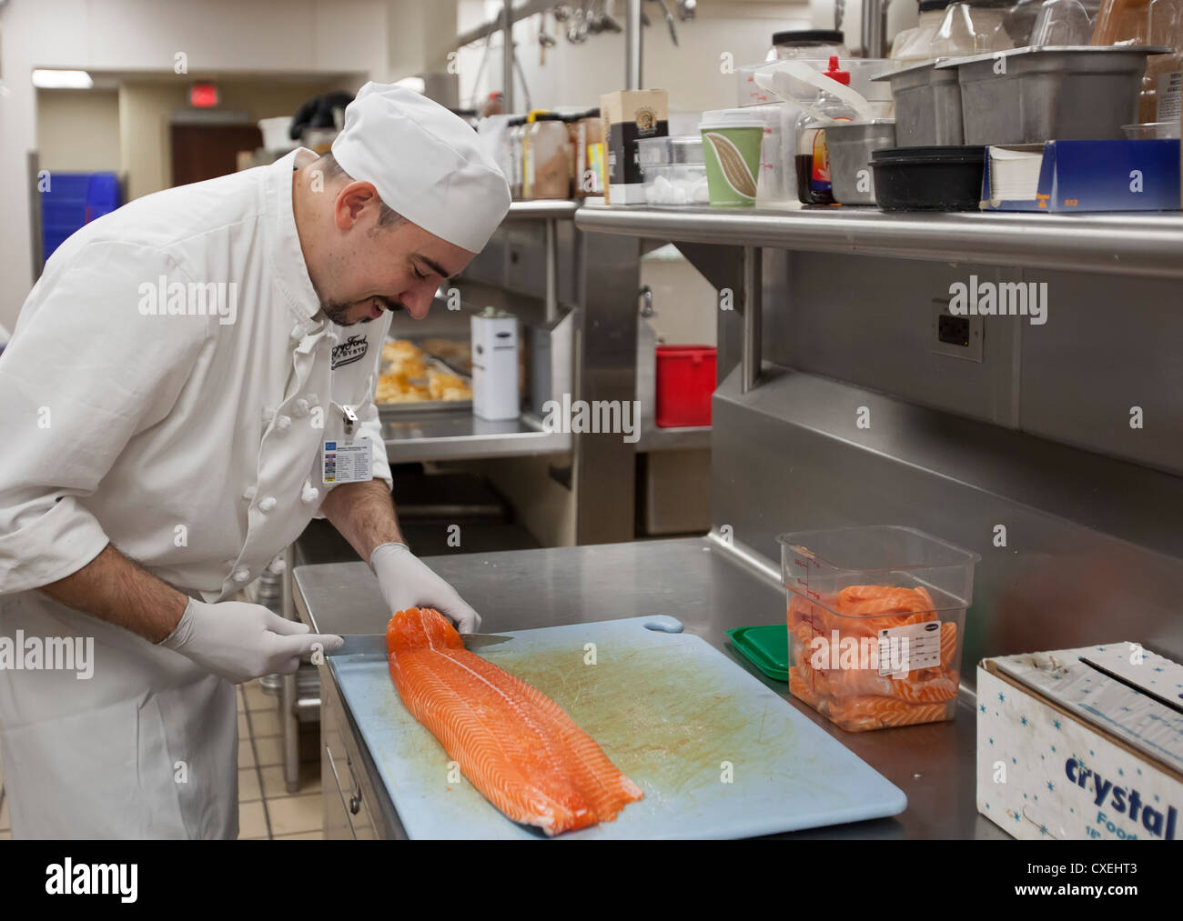 Travailleur de la cuisine prépare le déjeuner pour les patients à l'hôpital Henry Ford Banque D'Images