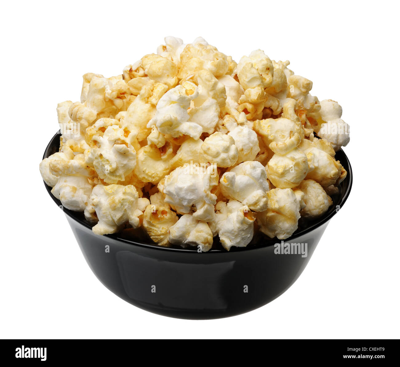 Popcorn dans une tasse noire, isolé sur fond blanc Banque D'Images