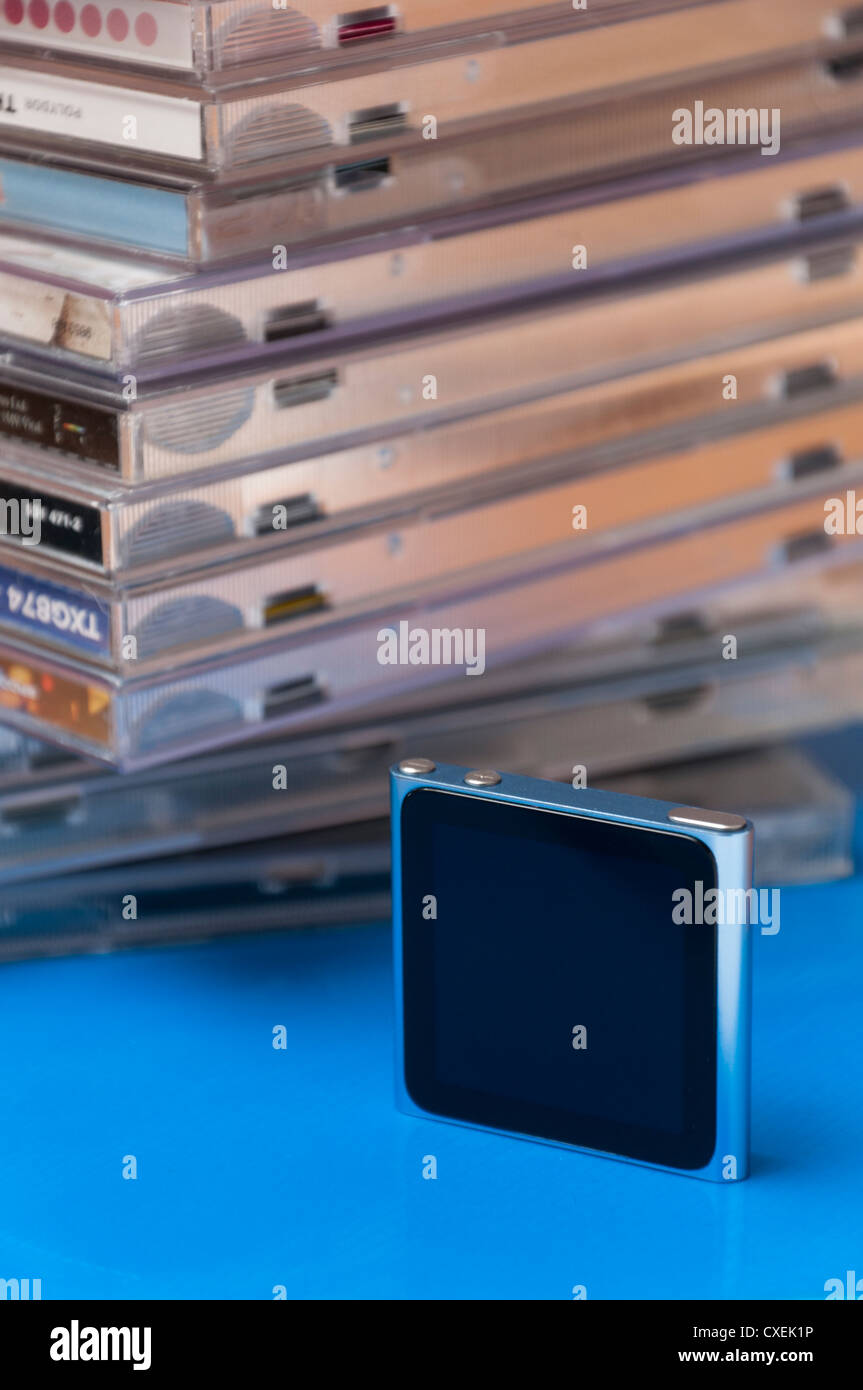 L'ipod nano en face d'une pile de CD. Banque D'Images