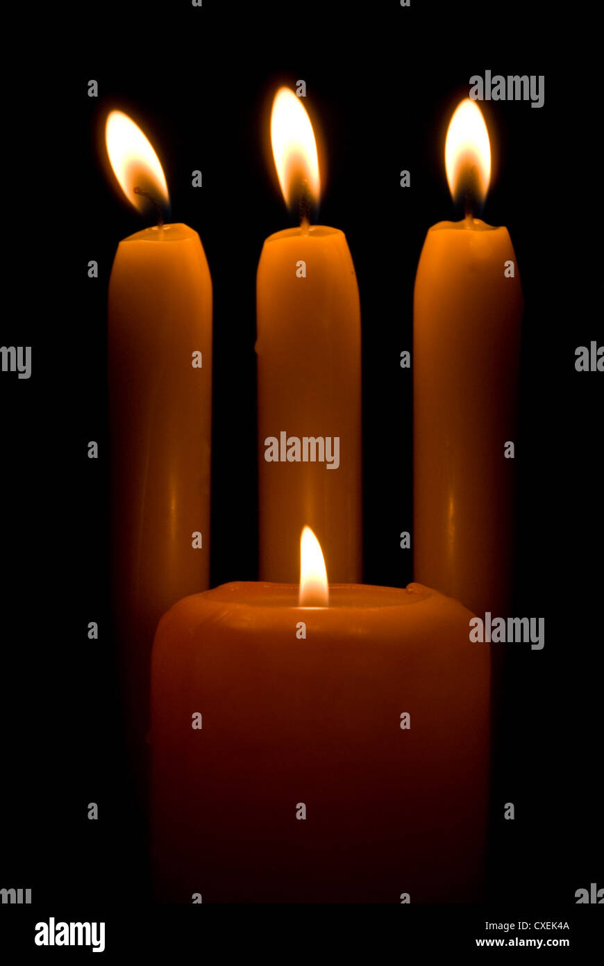 Brûler des bougies sur un arrière-plan noir Banque D'Images