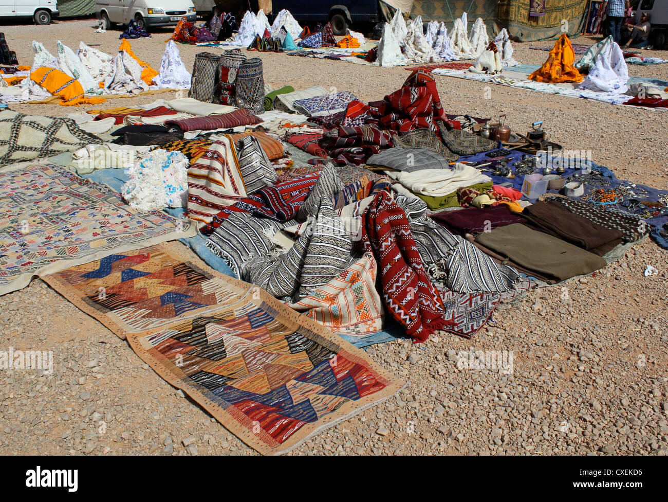 Une exposition de tapis en vente au souk d'Azrou au Maroc Banque D'Images