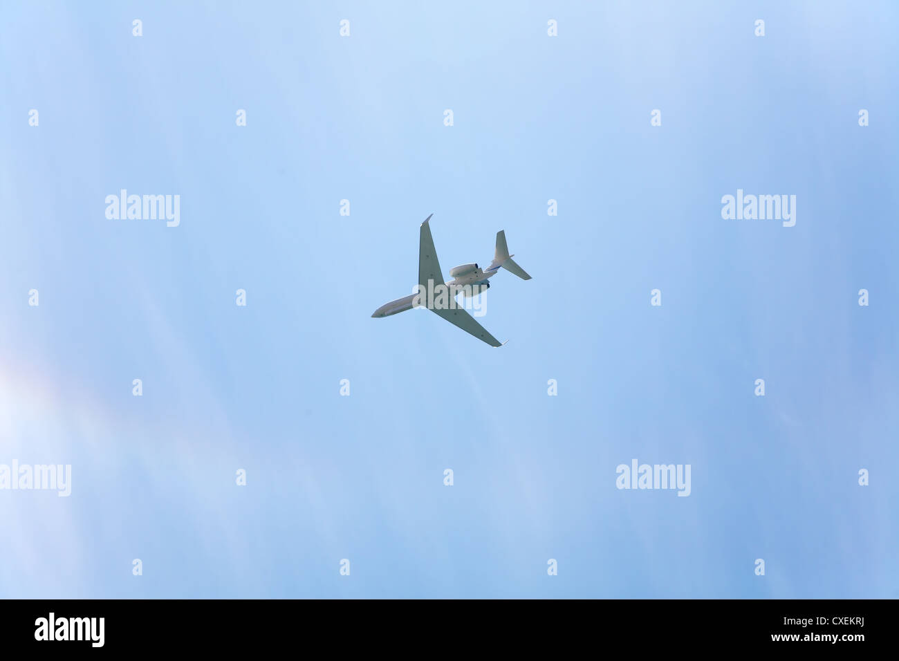 Avion dans le ciel nuageux Banque D'Images