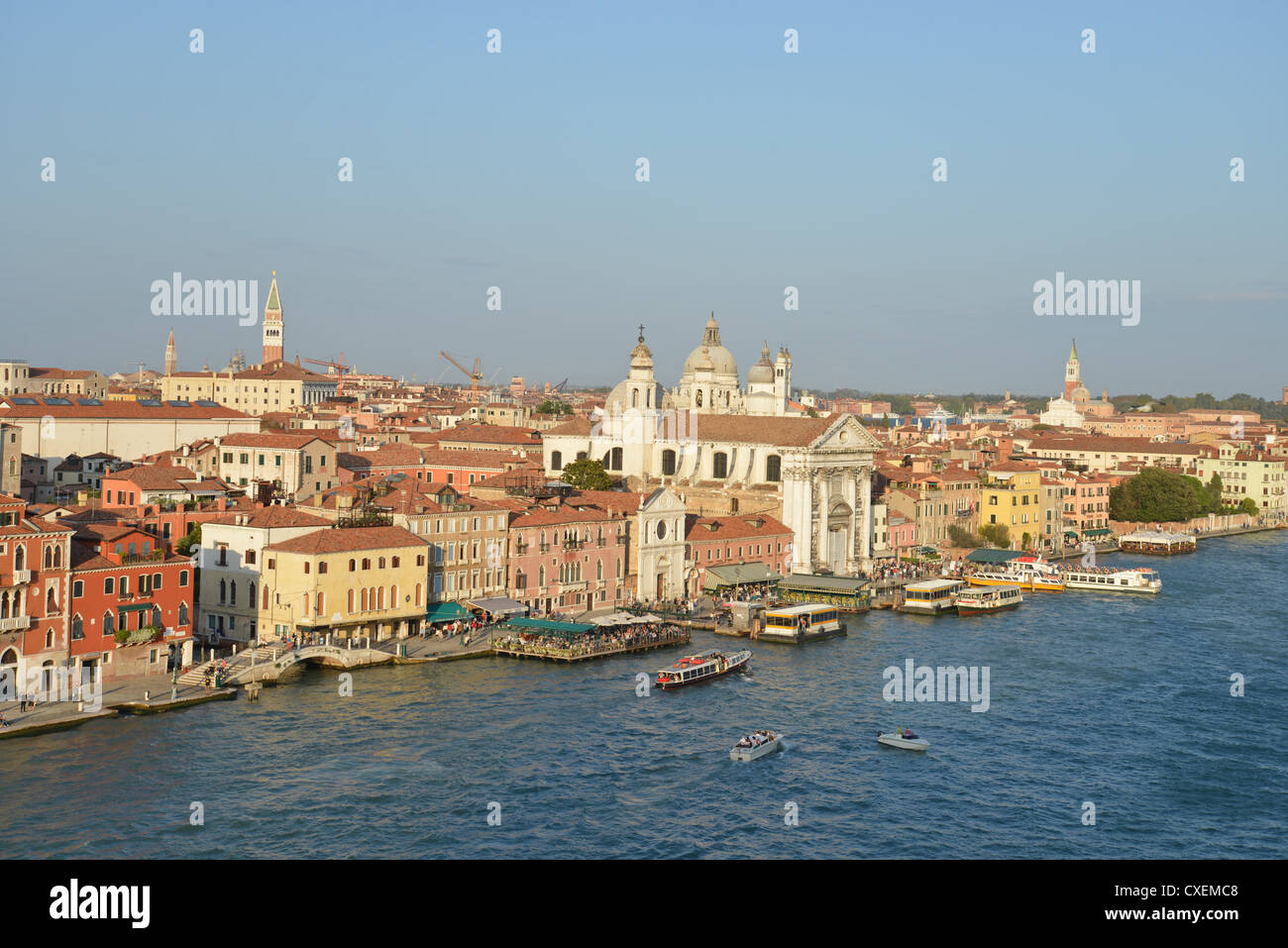 Vue du front de mer d'un navire de croisière de Venise, Venise, Venise, Vénétie, province de l'Italie Banque D'Images