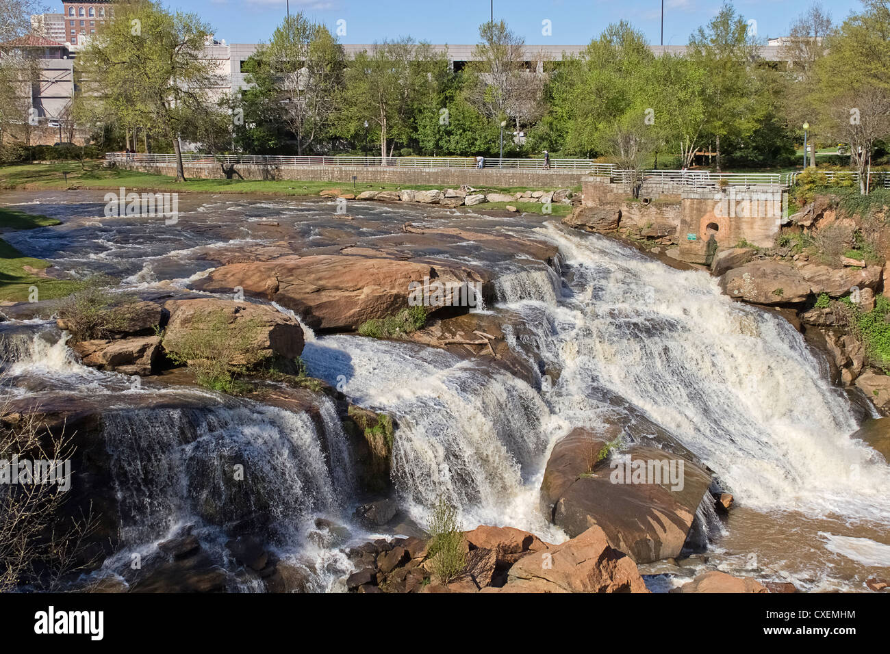 Les chutes d'eau et des immeubles distants dans le centre de Greenville, Caroline du Sud Banque D'Images