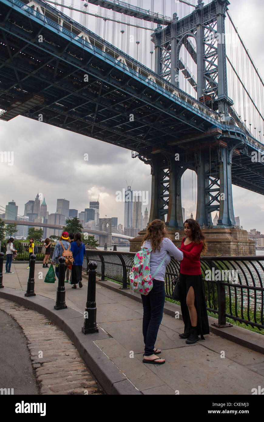 New York, NY, USA, les gens de pont de Brooklyn Park, DUMBO, Brooklyn Banque D'Images