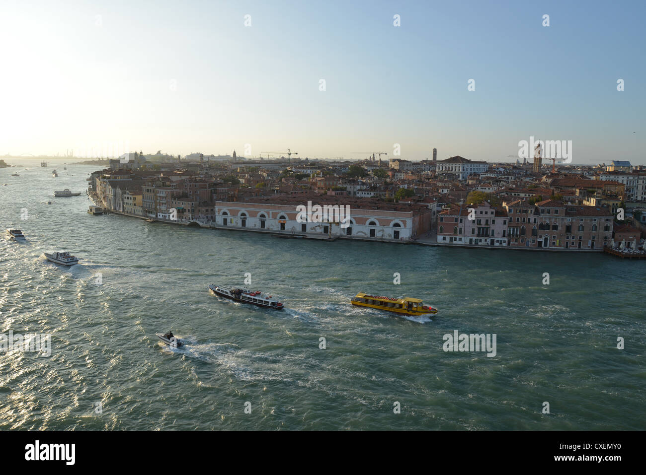 Vue du front de mer d'un navire de croisière de Venise, Venise, Venise, Vénétie, province de l'Italie Banque D'Images