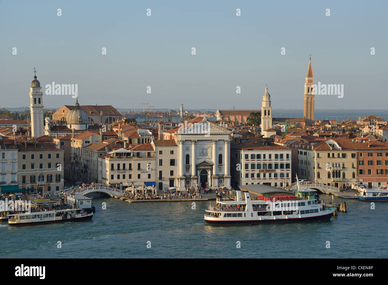 Avis de ferry et d'un navire de croisière le front de Venise, Venise, Venise, Vénétie, province de l'Italie Banque D'Images