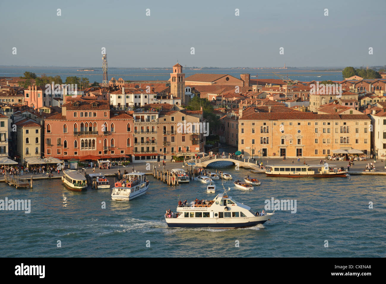 Avis de ferry et d'un navire de croisière le front de Venise, Venise, Venise, Vénétie, province de l'Italie Banque D'Images