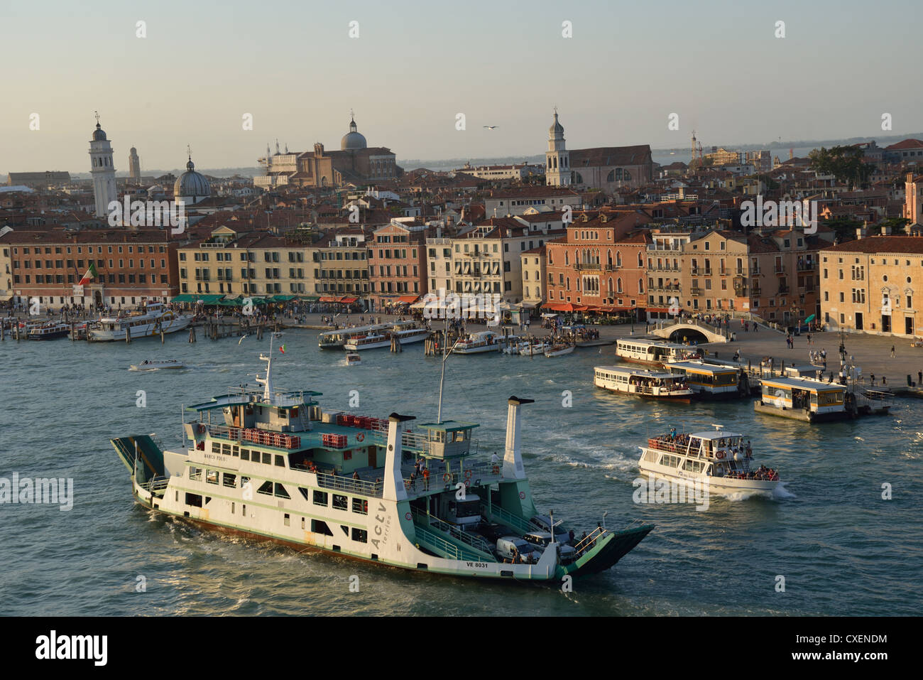 Vue de la Place Saint-Marc et le Grand Canal d'un navire de croisière, Venise, Venise, Vénétie, province de l'Italie Banque D'Images