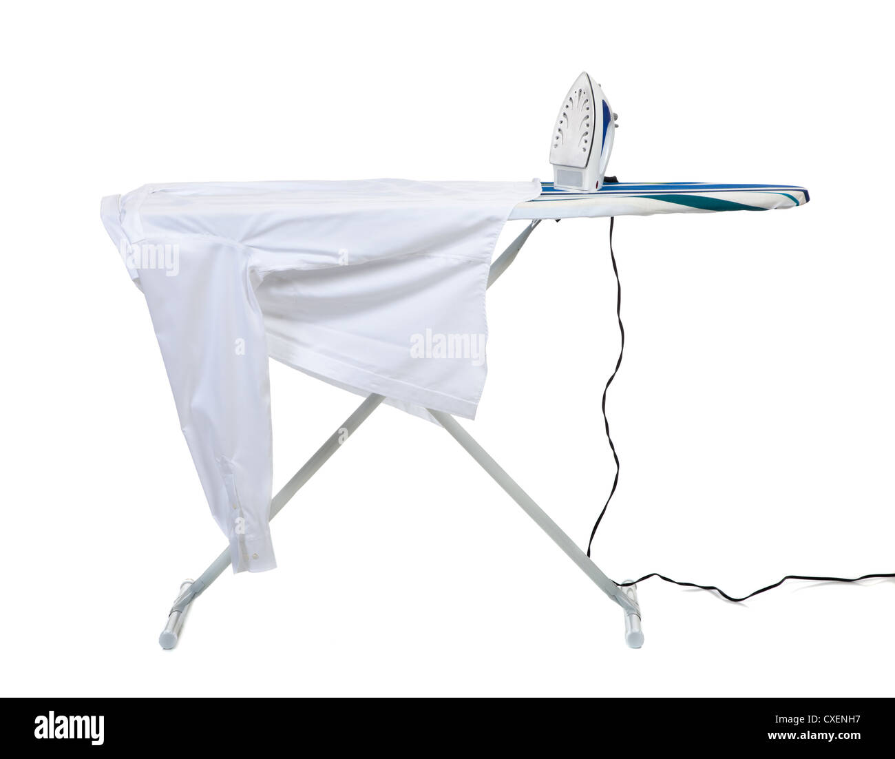 Planche et fer à repasser avec une chemise blanche sur un fond blanc Banque D'Images