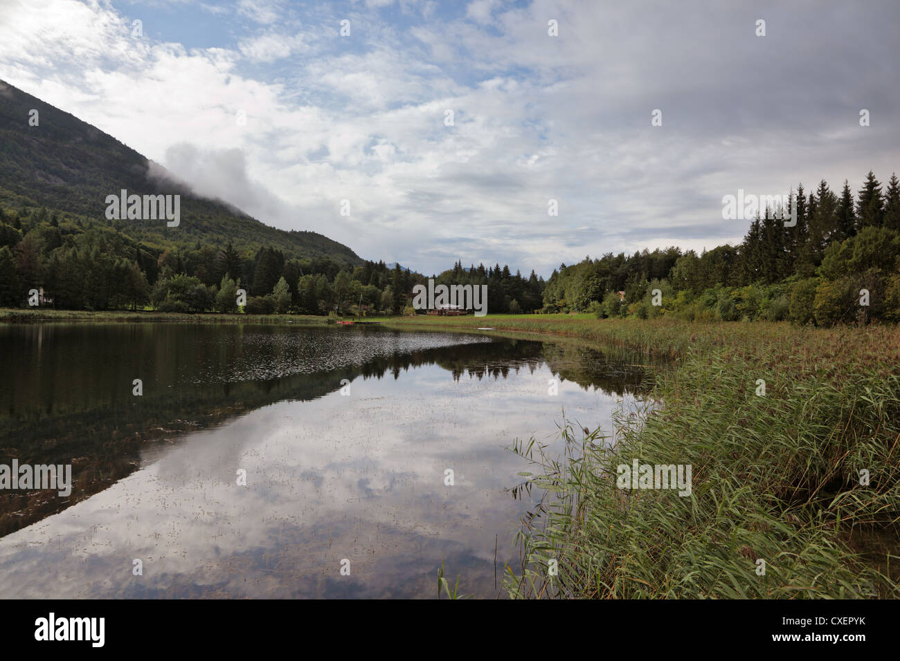 Un petit lac de montagne Banque D'Images