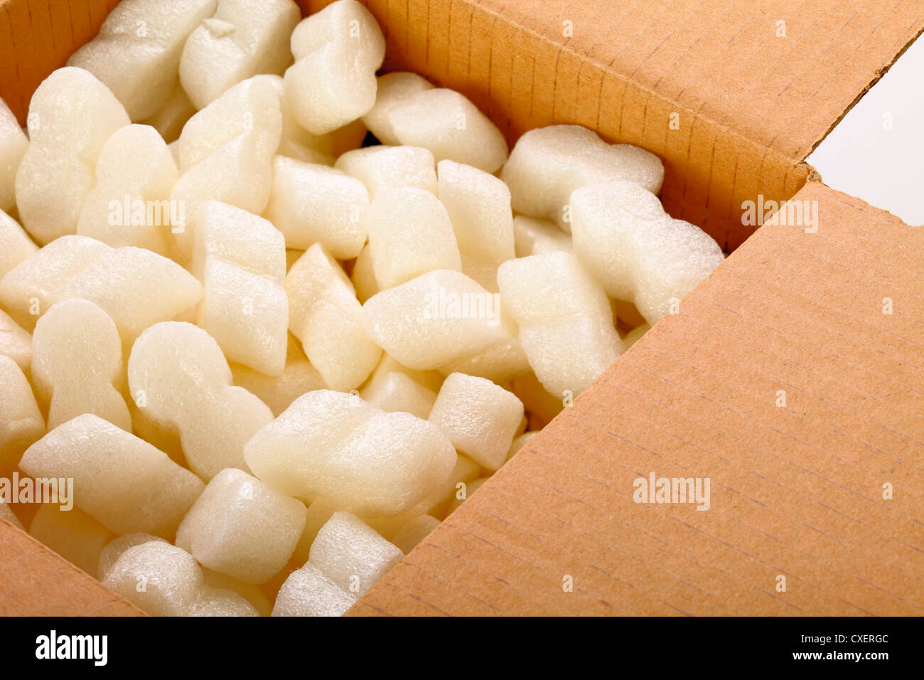 Une boîte en carton avec polystyrène expansé emballage jaune Banque D'Images
