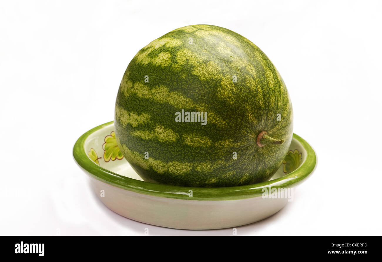Watermelon dans une coupe à fruits en céramique Banque D'Images