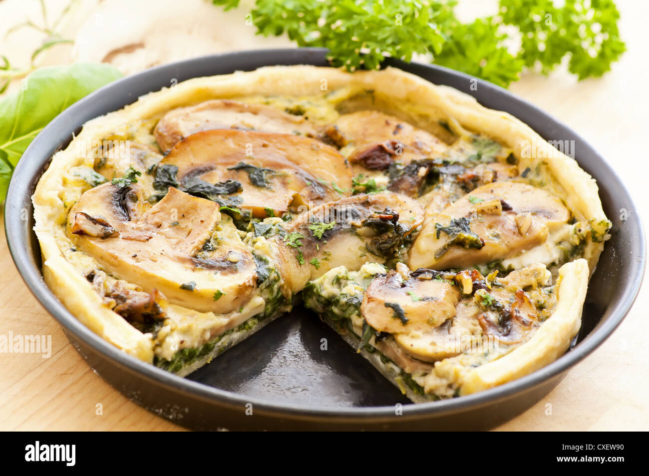 Tarte aux champignons et épinards Banque D'Images