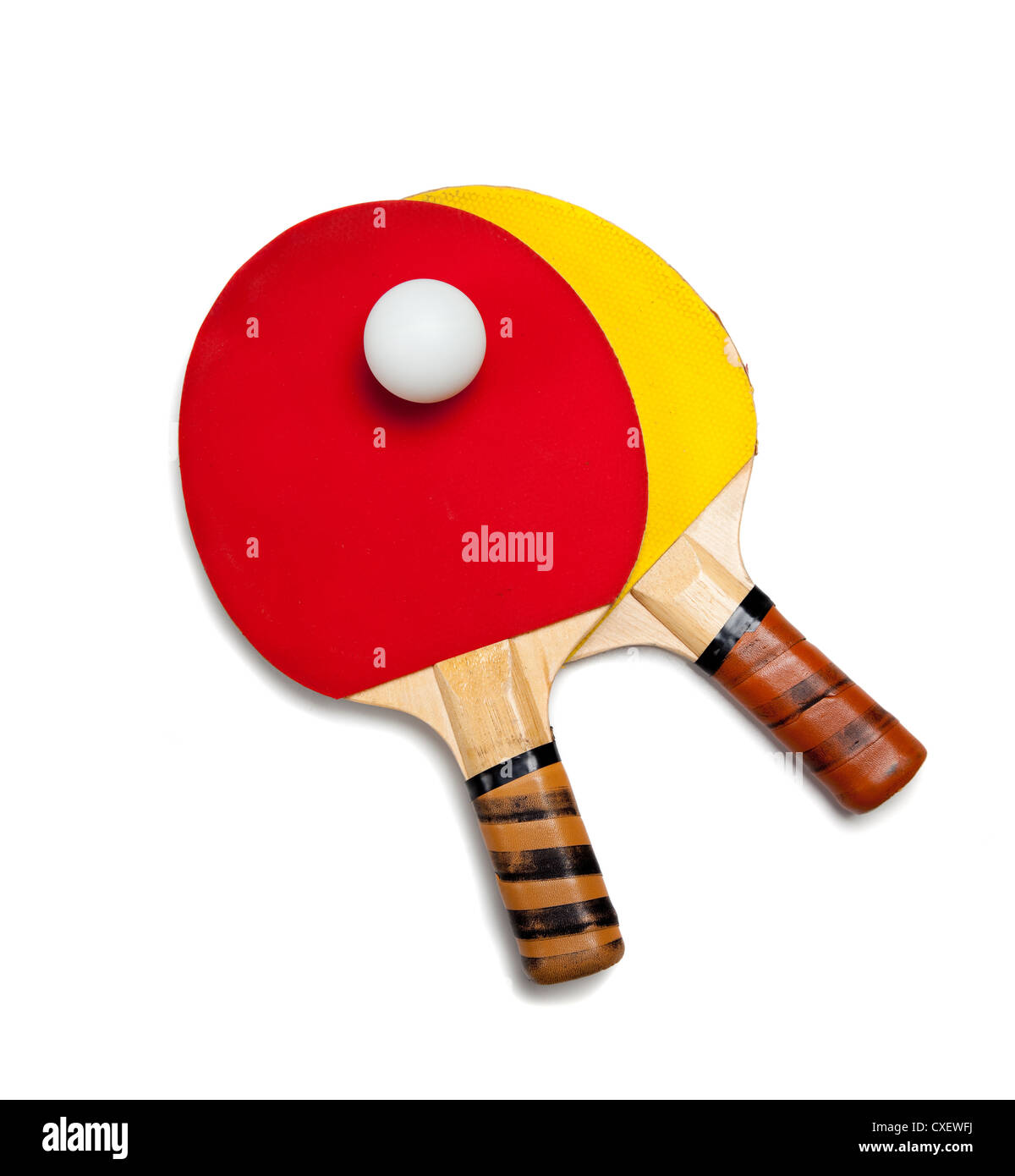 Le rouge et jaune le ping-pong paddles sur fond blanc Banque D'Images