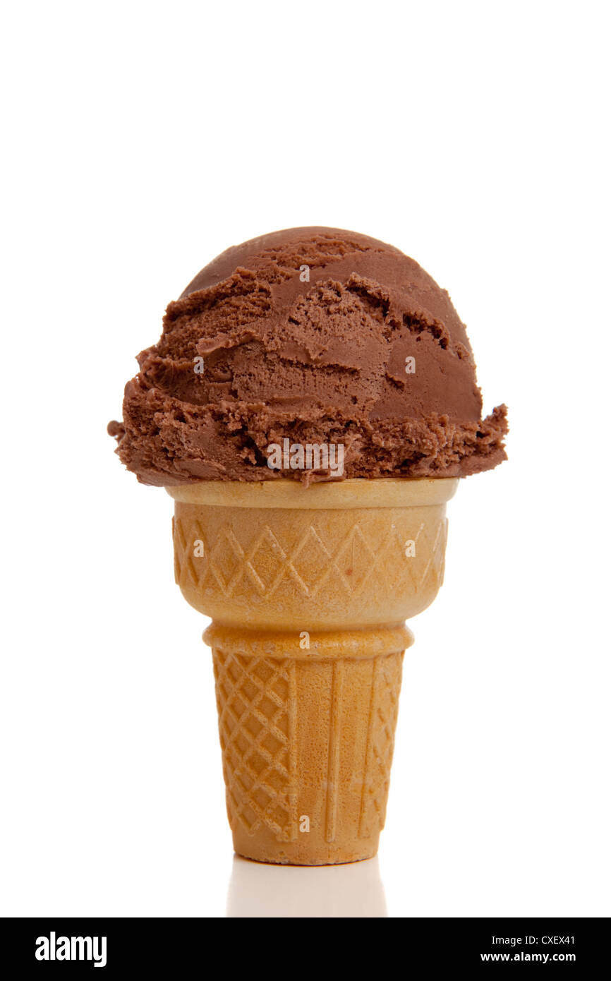 Cornet de crème glacée au chocolat sur fond blanc Banque D'Images