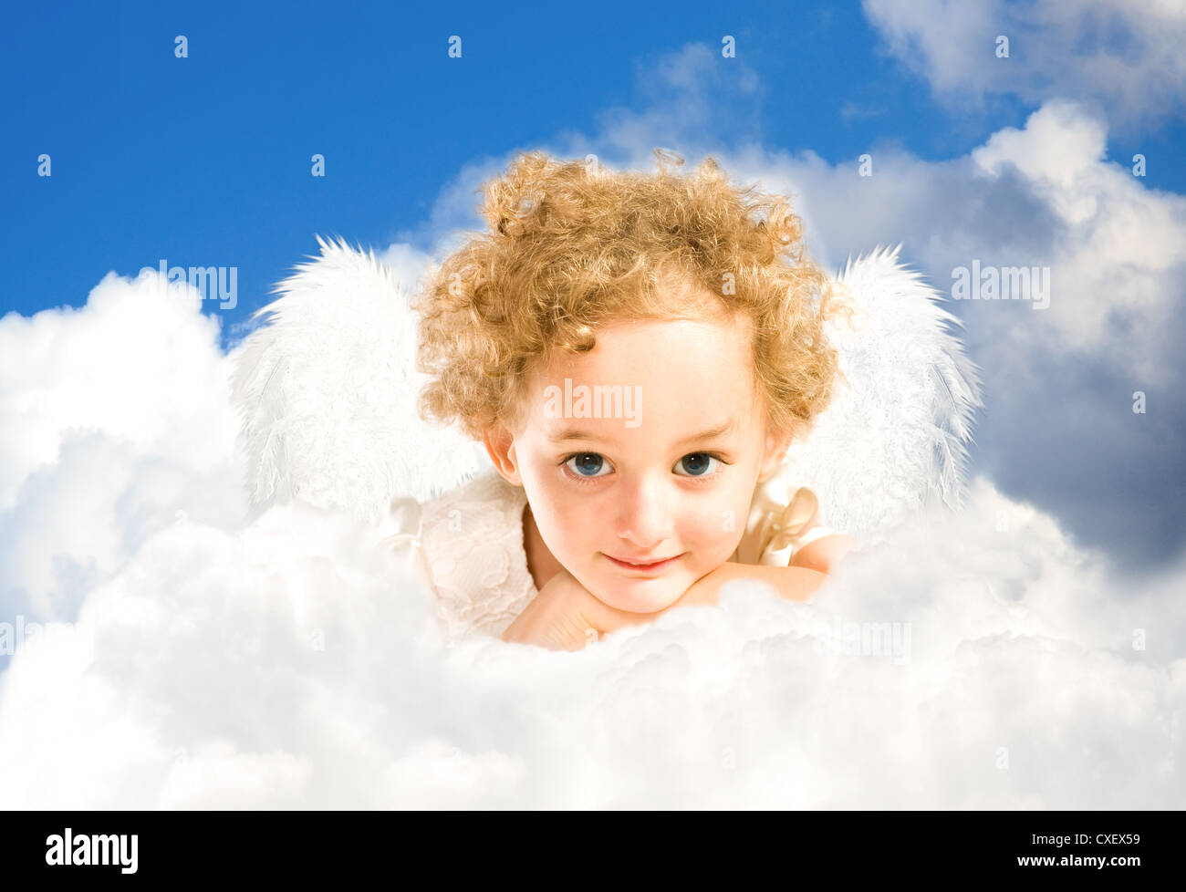 Petite fille aux ailes de fées se trouve sur un nuage Banque D'Images