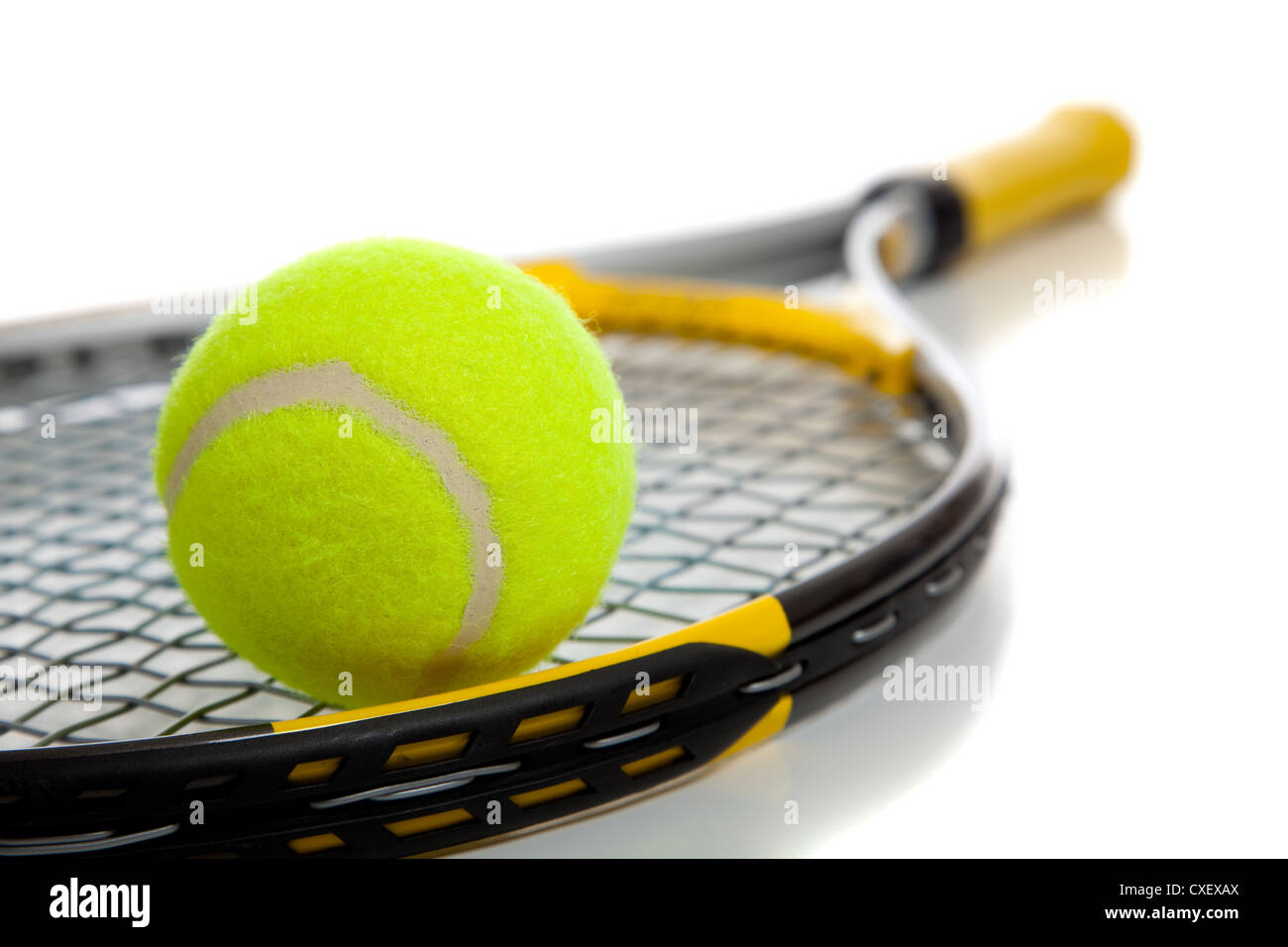 Raquette de tennis avec balle jaune sur fond blanc Banque D'Images