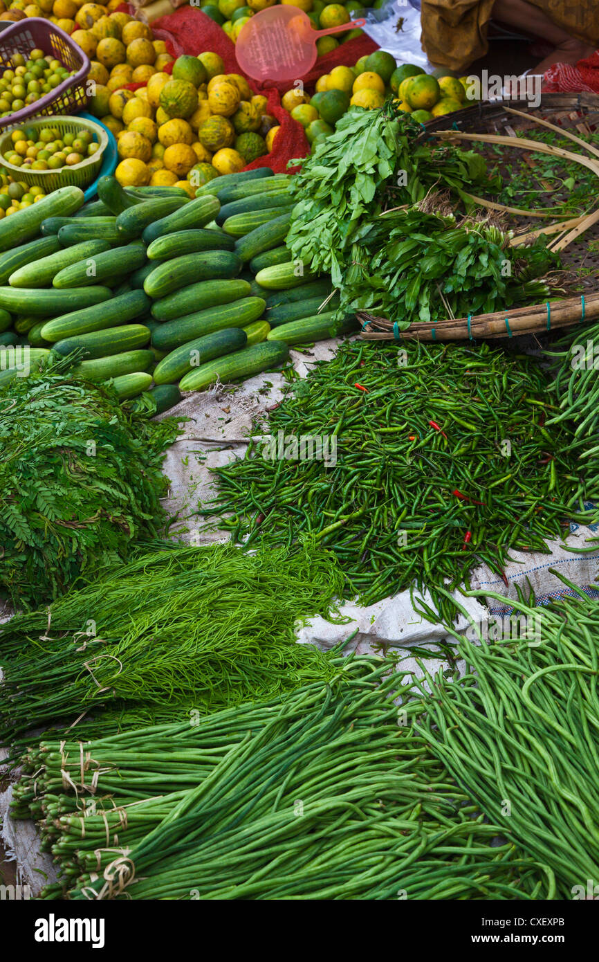 Les haricots, les concombres, la coriandre et les citrons à vendre au marché central de Bago - Myanmar Banque D'Images